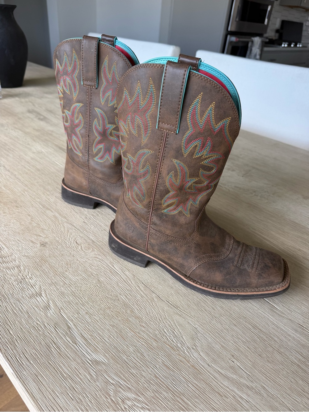 Ariat Red Textile Interior Label - Picture 8 of 10